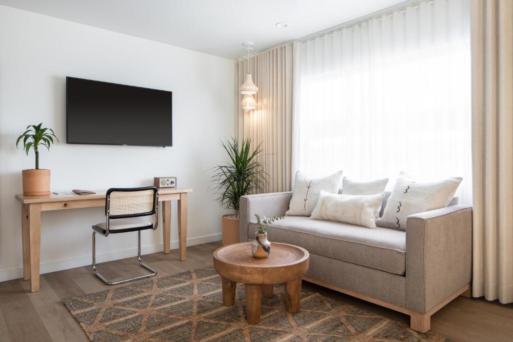 Deluxe King Suite interior